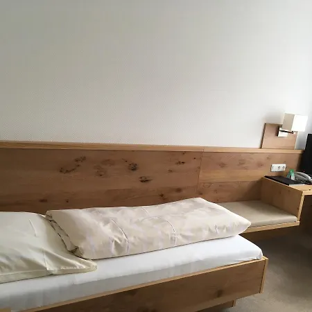 Neuenburger Hof Hotel *