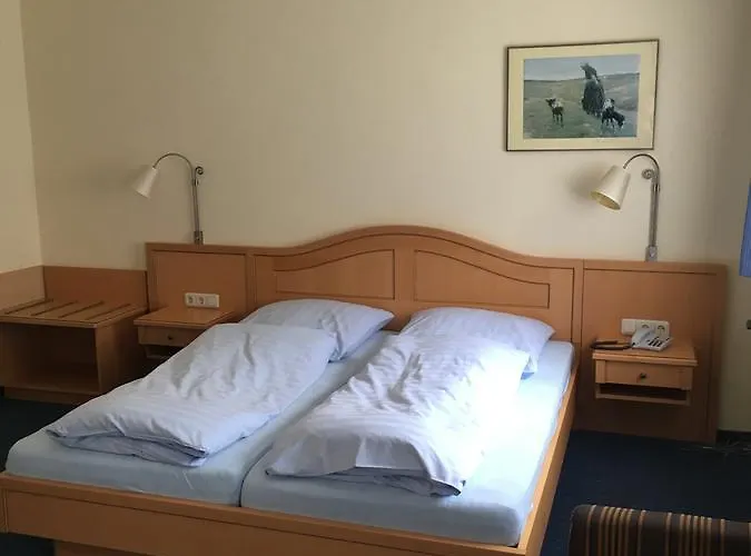 Neuenburger Hof Hotel *
